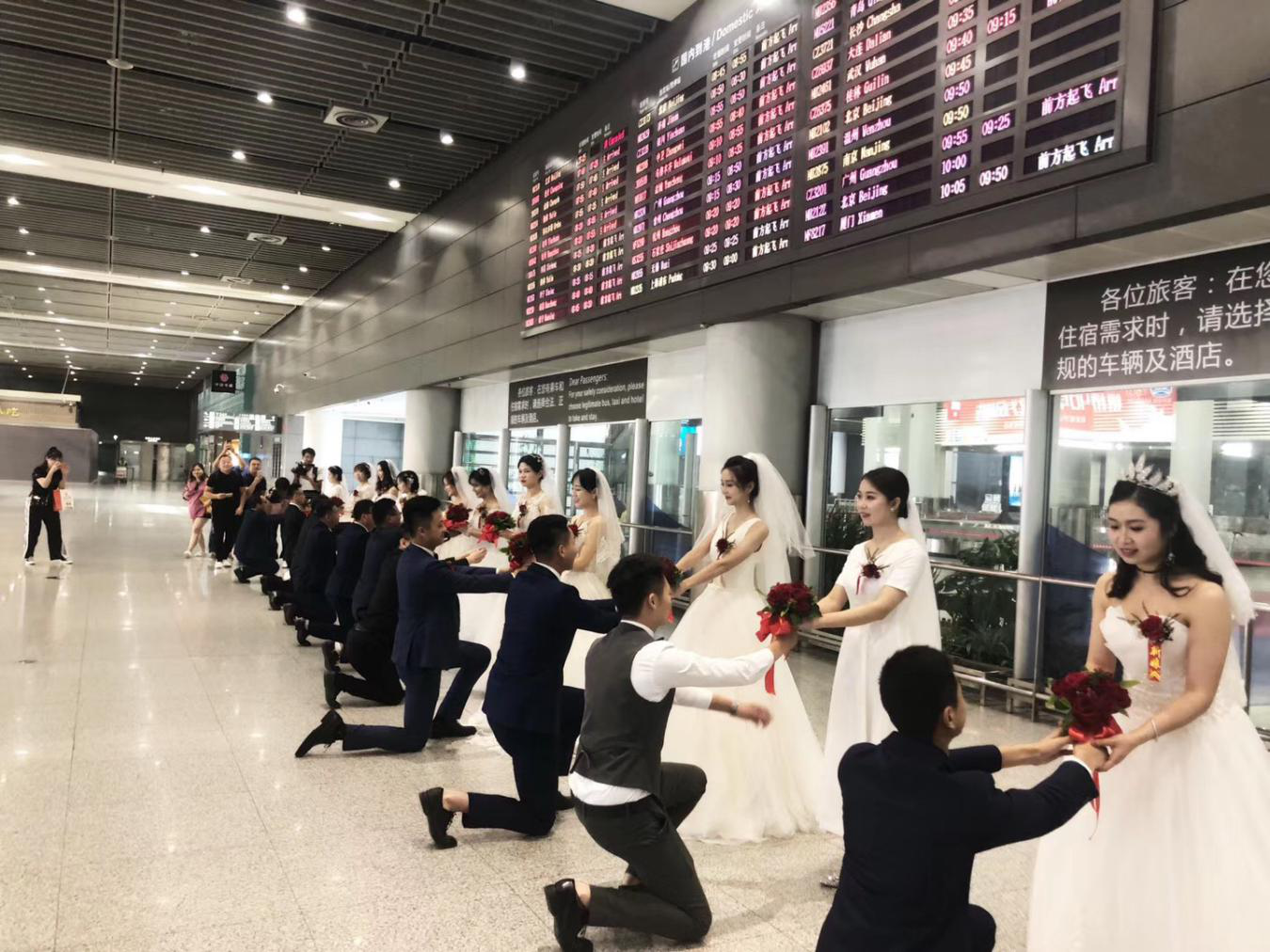 机场城际建设者在列车上举办集体婚礼